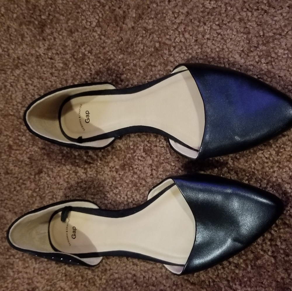Size 7 black Gap flats with silver detail